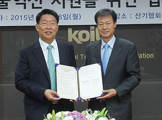 이재영 나노종합기술원장(왼쪽)과 김이환 한국산업기술진흥협회 부회장이 나노기술기업의 기술경쟁력 제고를 위한 상호협력 MOU를 체결한 후 기념촬영을 하고 있다. KOITA 제공
